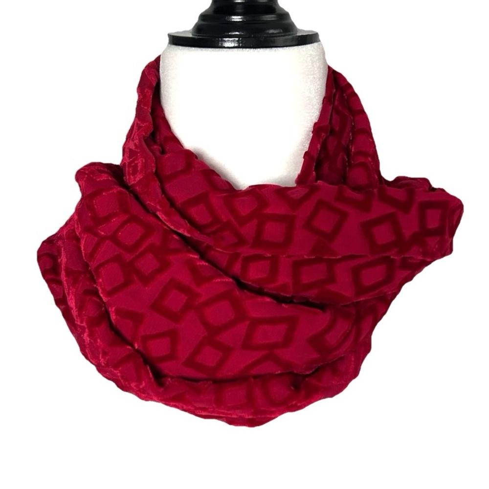 Elegant Red Vintage Geometric Scarf Read